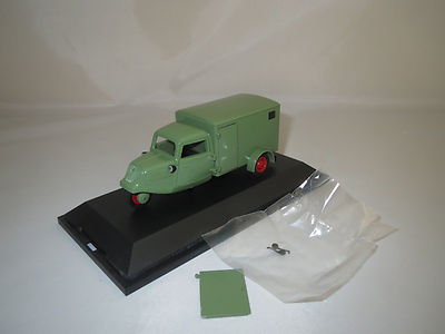 SCHUCO  Tempo  Kastenwagen  (grün)  1:43  in Vitrine !