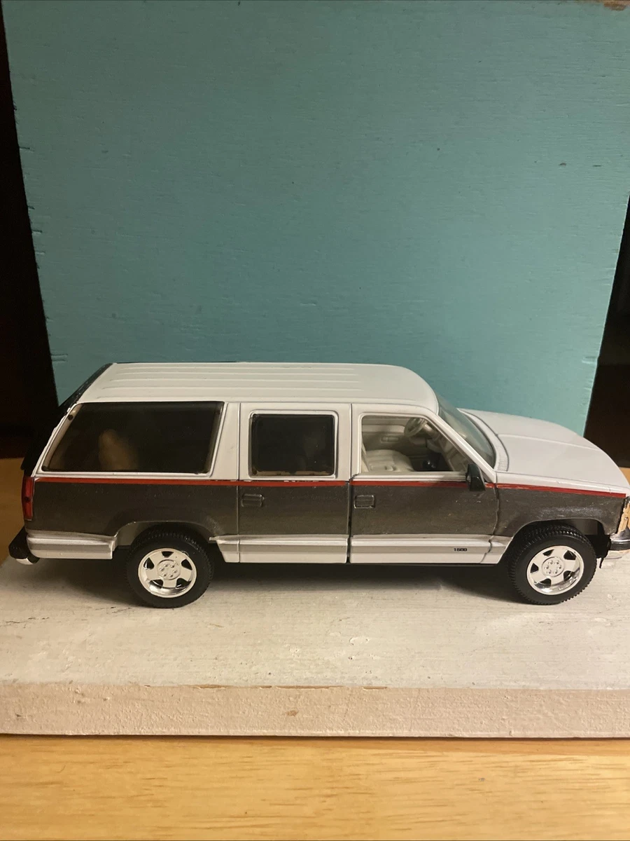 Chevrolet Suburban 1:24 Contemporary Manufacture Diecast Cars