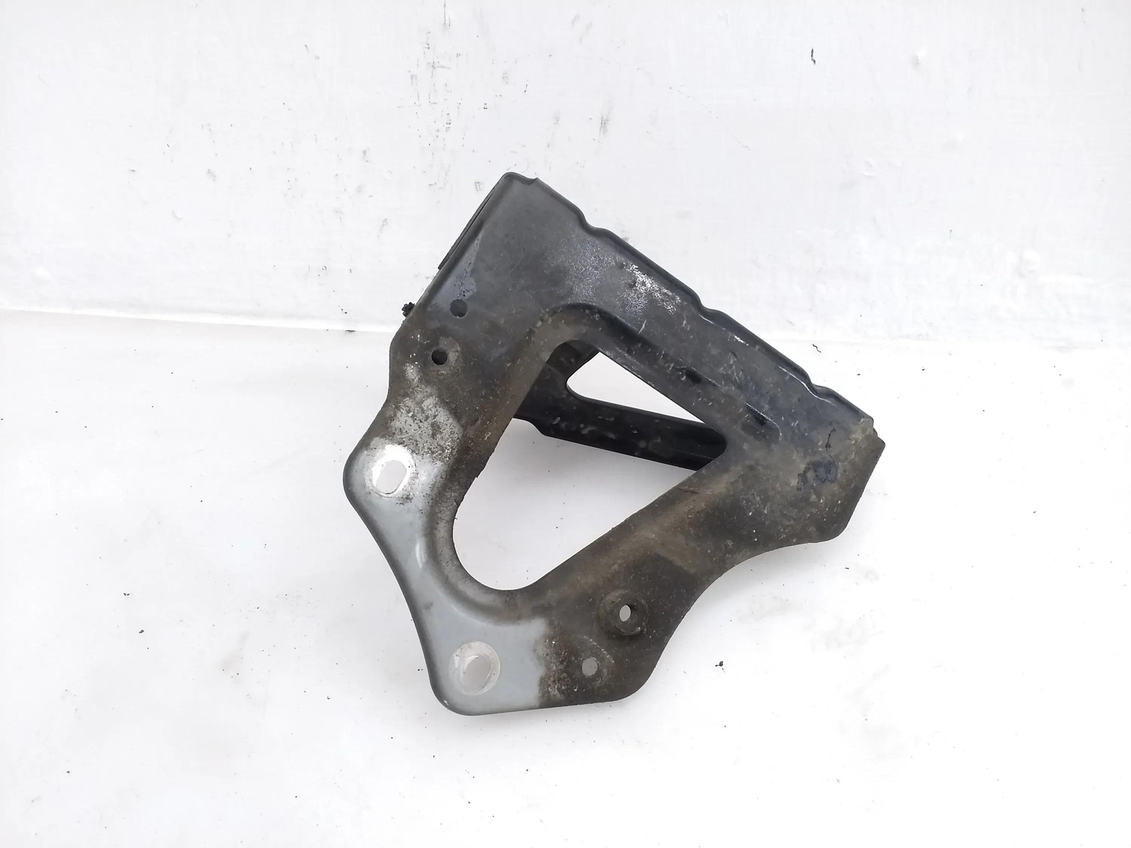 Soporte guardabarros delantero derecho AUDI A6 Avant 4F5, C6 4F0821136A 2.7 diésel 27851324