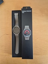 Samsung Galaxy Watch5 Pro 45mm Titangehäuse mit Silikonarmband - Grau (LTE)