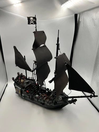 LEGO Pirates of the Caribbean: The Black Pearl (4184) 98% READ DESCRIPTION