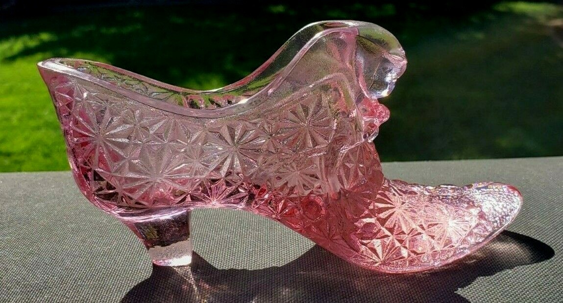 【希少品】FENTON CAT フェントン ガラス 置物　ワインレッド Fenton Iridescent Glass Cat with Rhinestone Necklace. For