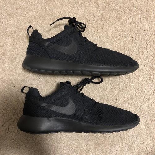 nike roshe run triple black