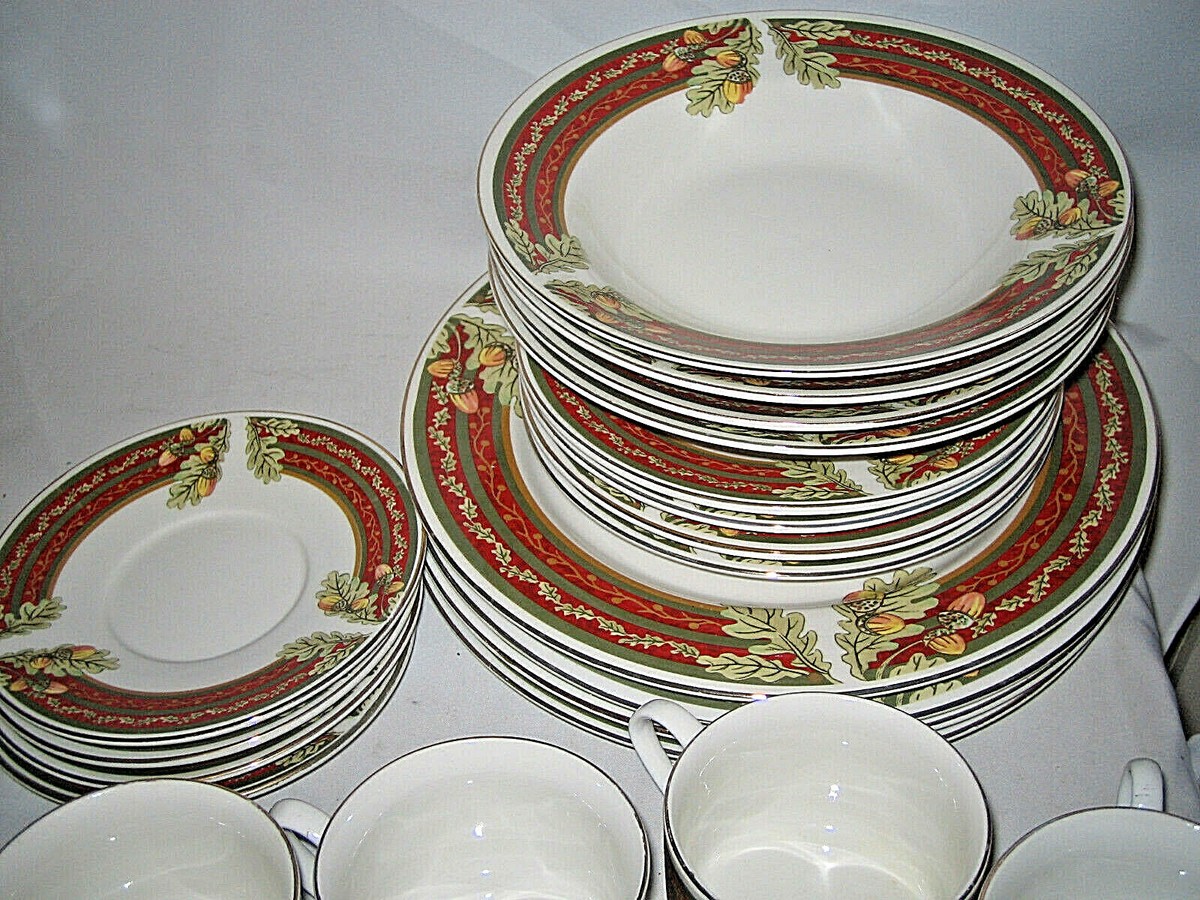 Gibson Everyday MAPLE HOLIDAY 20-pc Dinnerware Set Acorns Serves