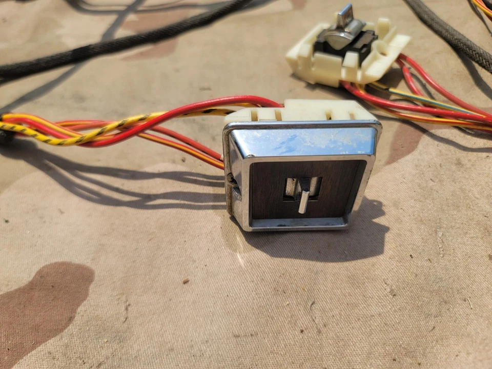 Lincoln Mark IV 1972-1976 cuarto de interruptor de ventana diestro LH OEM Foto 3 de 4