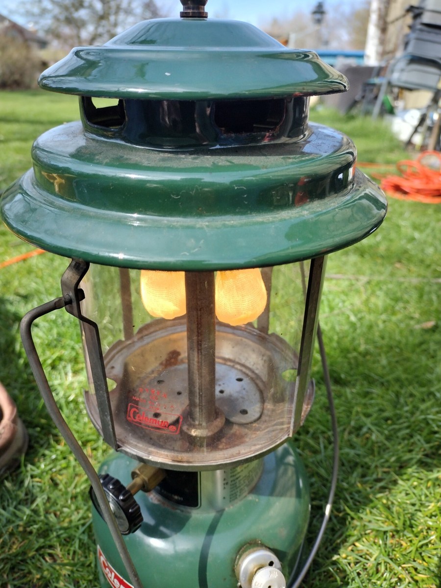 VINTAGE COLEMAN LANTERN MODEL 220J WITH CLAMSHELL CASE and