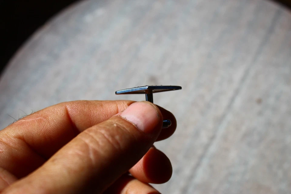 Gemelos, acero inoxidable. Líneas curvas, puntos esmalte negro Foto 4 de 4