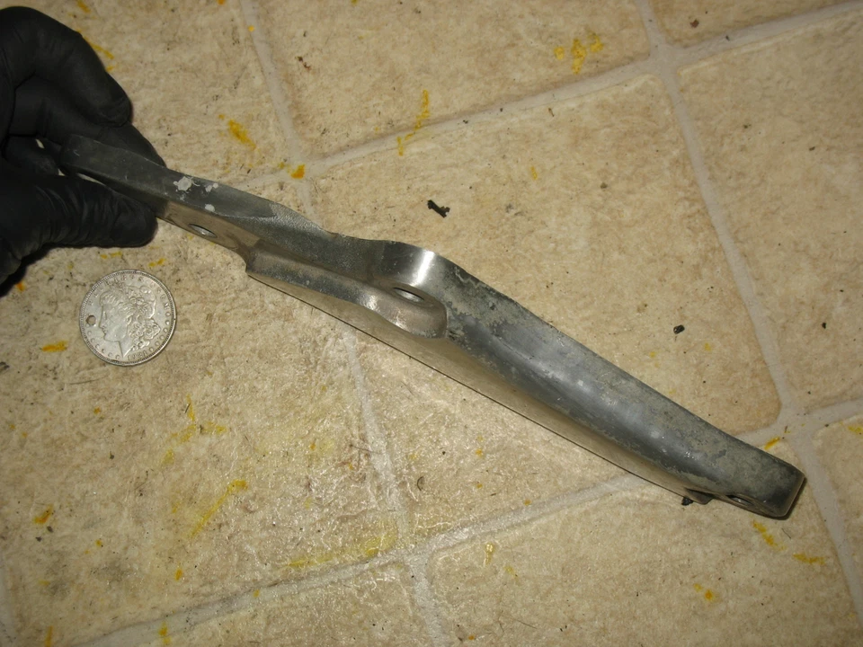 81 SUZUKI GS1000 GS 1000 LH PILLION STEP FOOT PEG BRACKET - Imagem 2 de 4