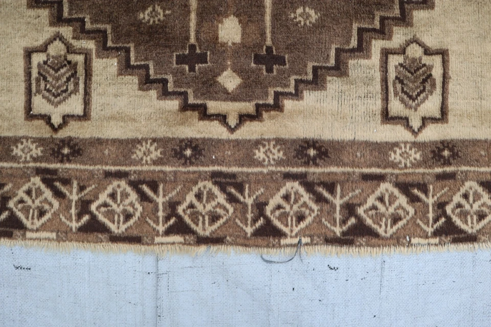 Alfombra medallón de lana con tintes vegetales anudada a mano de 4'5x8'3 pies - Alfombra beige rosa para dormitorio Foto 3 de 4