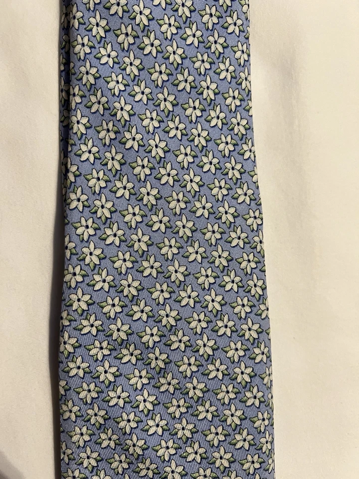 Corbata de seda azul Vineyard Vines Martha’s Vineyard Flower Foto 2 de 4