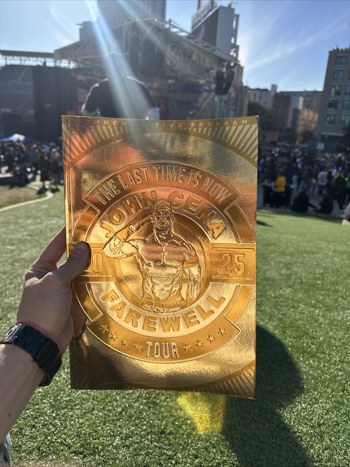 John Cena Survivor Series 2025 LIBRO DEL PROGRAMA FINAL PLE GOLDEN COLECCIONISTAS Foto 2 de 3