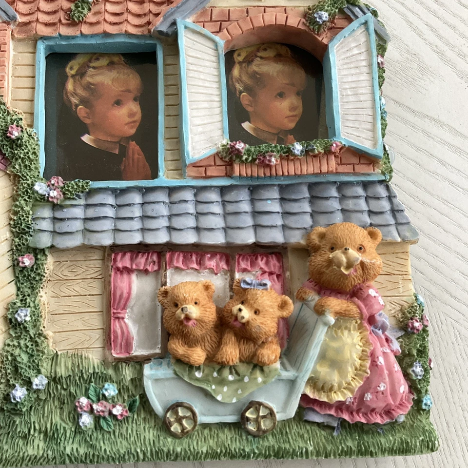 Marco de fotos de resina de casa de oso de peluche vintage de los 90 pintado a mano marco de 3 fotos Foto 3 de 4