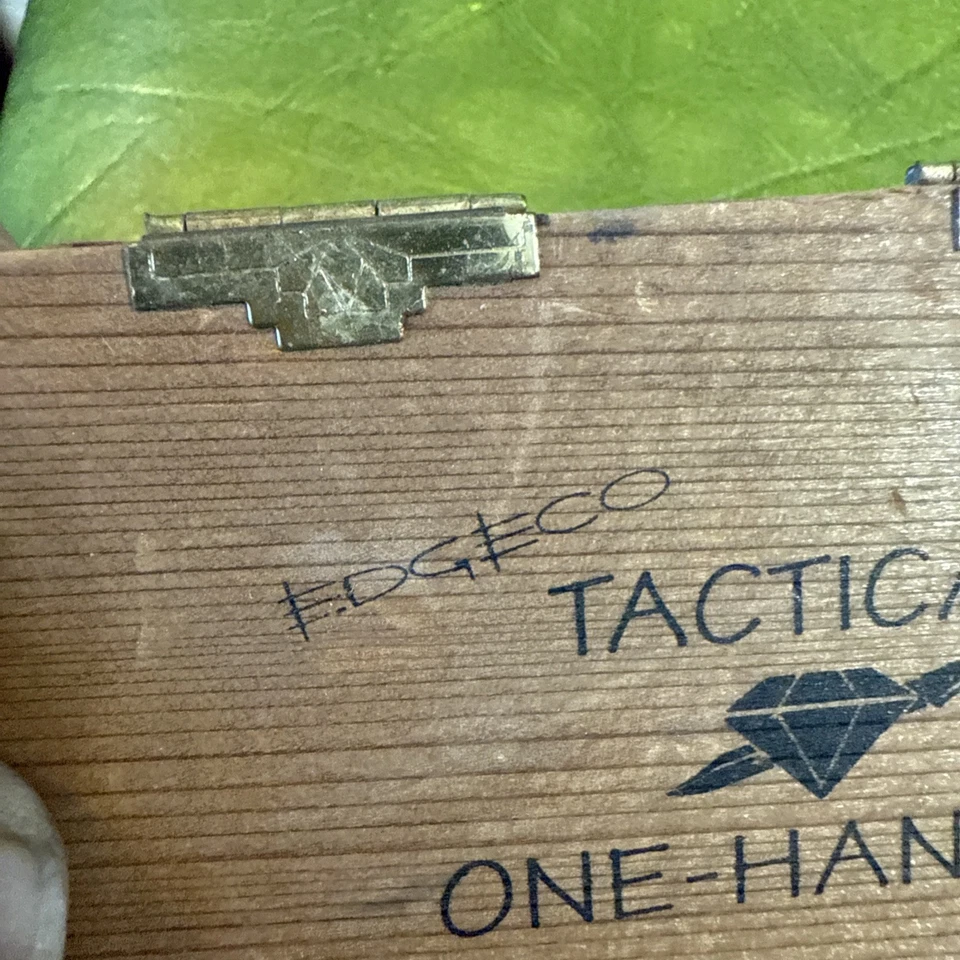 Cuchillo Plegable Táctico Edgeco De Colección Una Mano Caja de Madera y Funda y Papeles Foto 3 de 4