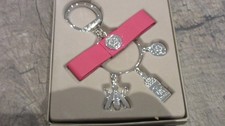 Guerlain Bijou de sac Porte clés Charm en métal argenté Neuf