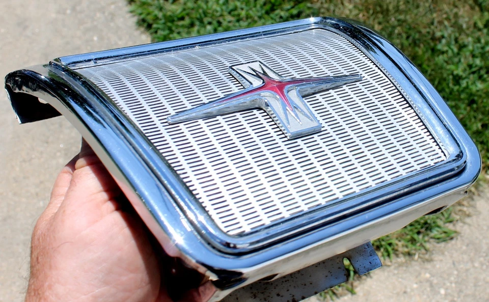 Oldsmobile 88 Starfire 1963 fabricante de equipos originales asiento trasero centro cromo rejilla de altavoz Foto 4 de 4