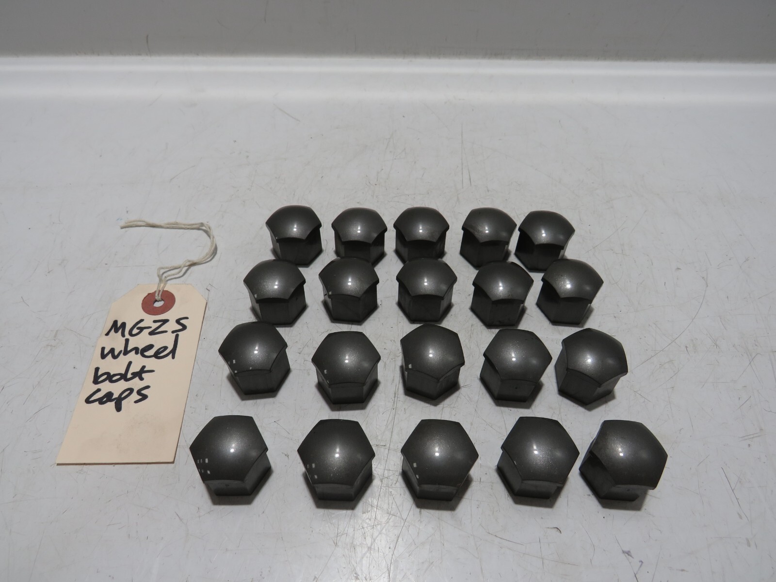 MG ZS 2022-23 SET OF 16 ALLOY WHEEL BOLT CAPS                              R8513