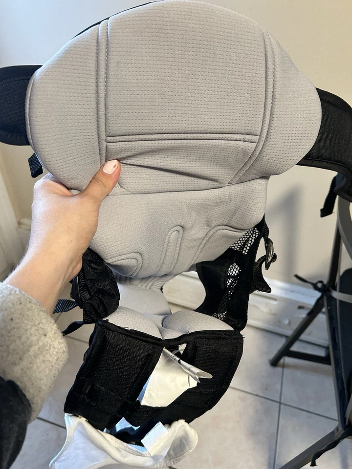 Portabebés Chicco Ultra Suave Negro 2 Vías Hasta 25 libras (Ligeramente Usado Foto 2 de 4