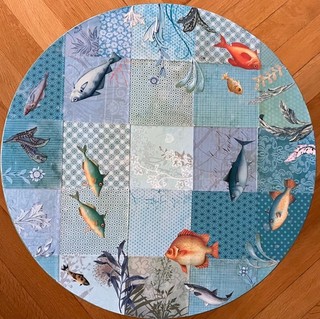 Kindertisch "Im Meer" mit Fischen mit handgefertiger Collage H 31 5 cm ⌀ 49 cm