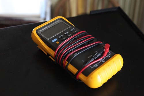 Multimetro digitale industriale Fluke 87, con cavi di prova! Testato! LEGGI DESCRIZIONE!