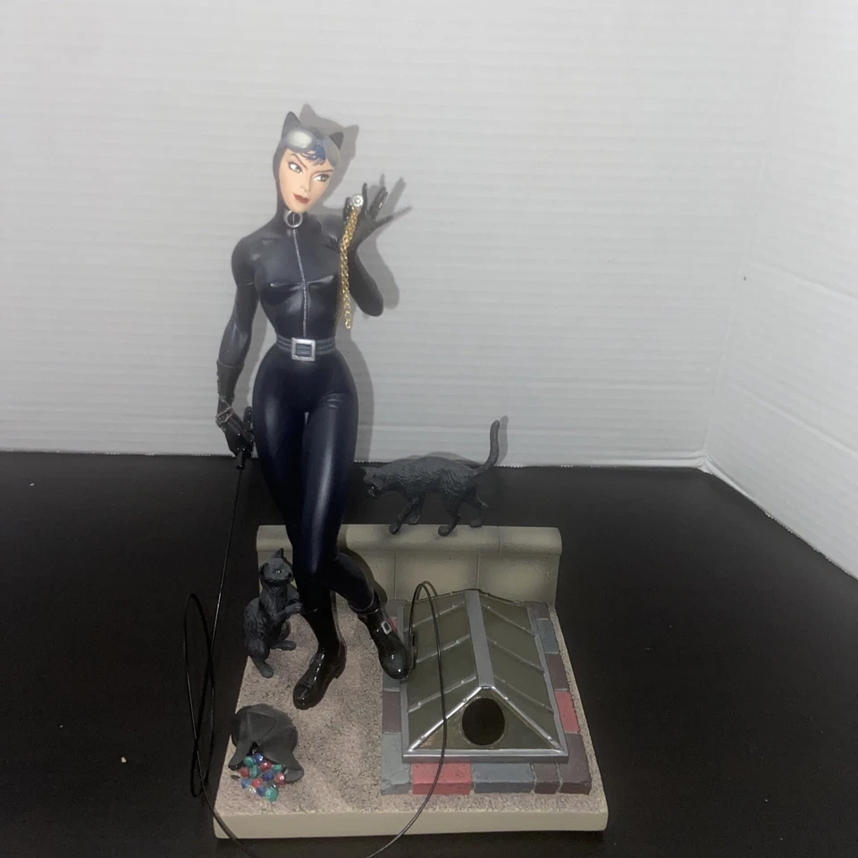 Estatua de Catwoman: basada en arte de Jim Lee, edición de tamaño completo 2004, sin usar, 9,25" de alto Foto 3 de 4