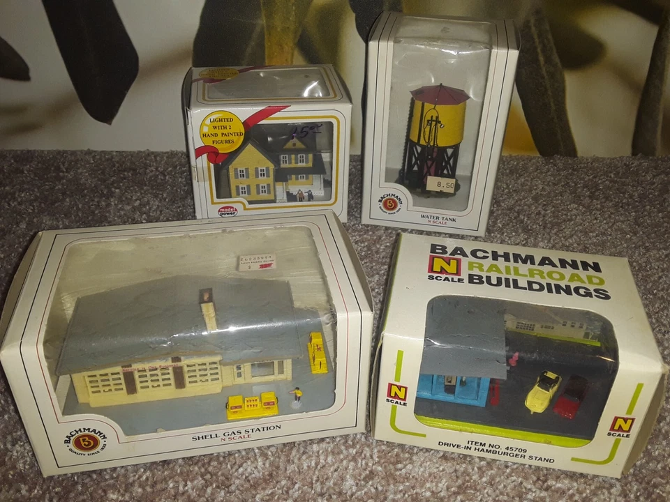 Model Power N Gauge Shell Station Drive In Grandma Moses House #2557 Lighted - Image 2 of 4