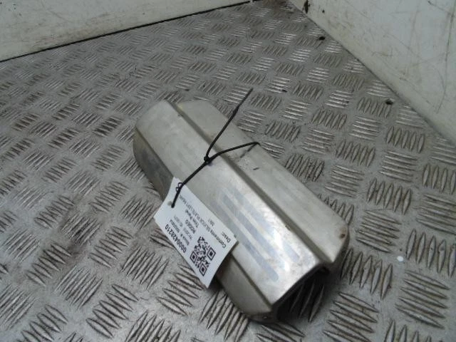 Panel de ajuste trasero de placa de seda Isuzu Rodeo pasajero izquierdo lado cercano MK1 2003-2012F Foto 2 de 4