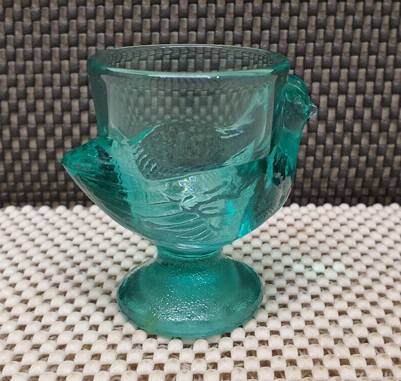 Antik Eierbecher aus Glas Druckguss Türkisblau Form Von Huhn Frankreich - Bild 4 von 4