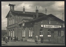 Fotografie Gensungen-Felsberg, Partie vor dem Bahnhof-Hauptgeb&auml;ude, Eisenbahn-S