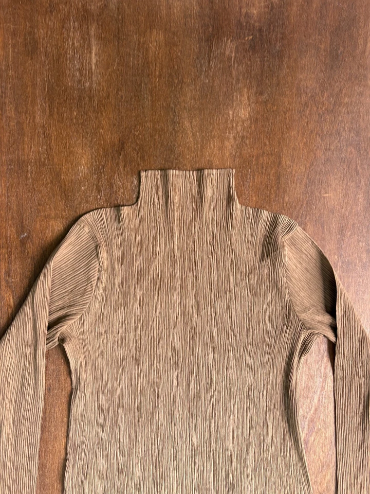 Pliegues ISSEY MIYAKE Please Top hechos en Japón Foto 2 de 4