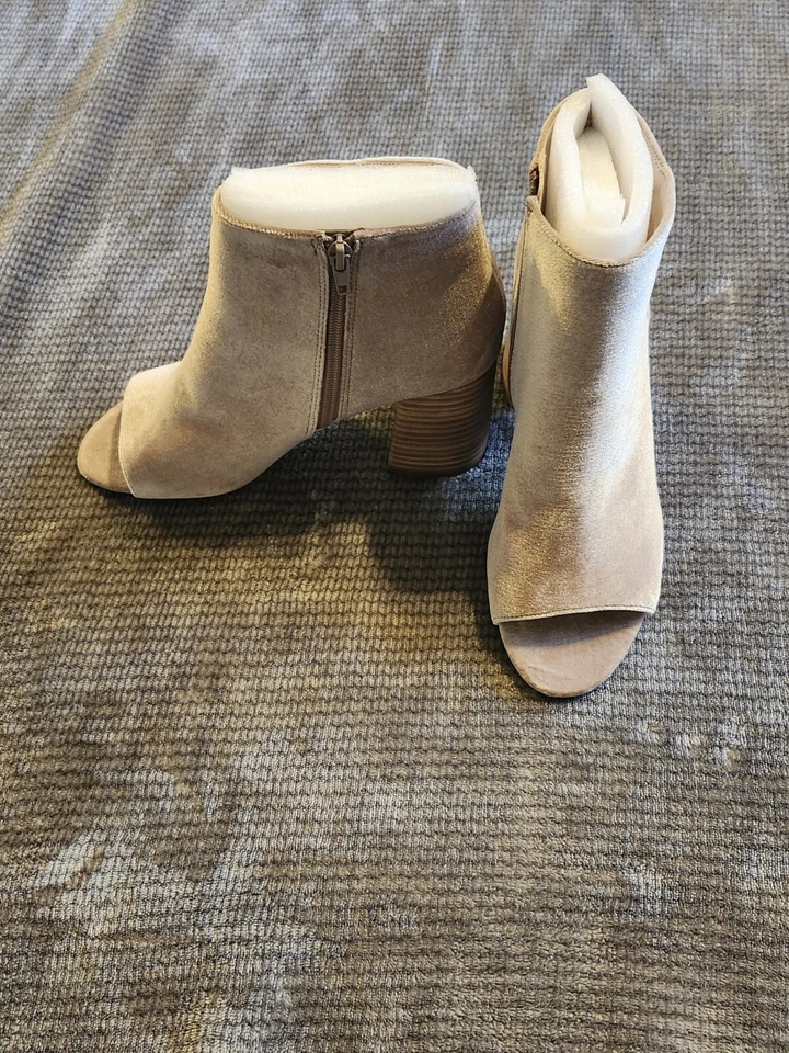 Botines de tacón Nine West para mujer, punta abierta, terciopelo rosa suave talla 7,5, cremallera lateral Foto 2 de 4