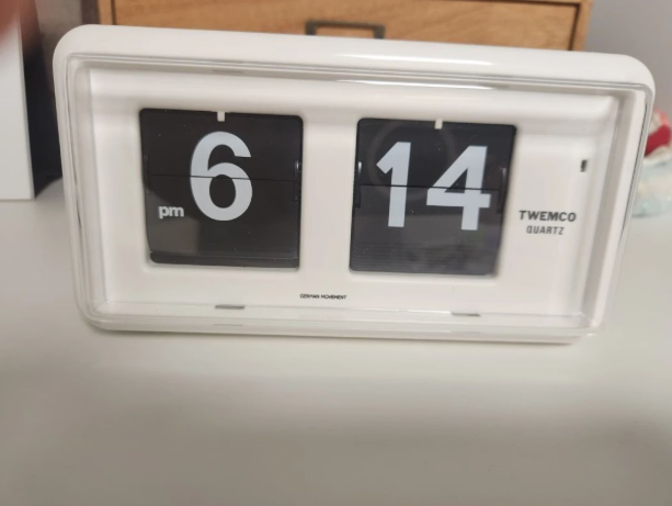 TWEMCO QT-30 Retro Flip Clock Mid-Century Modern Minimalist Wall
