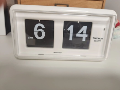 TWEMCO QT-30 Retro Flip Clock Mid-Century Modern Minimalist Wall