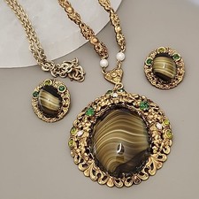 Conjunto de pendientes collar de vidrio vintage de Alemania pórfido verde tono dorado filigrana