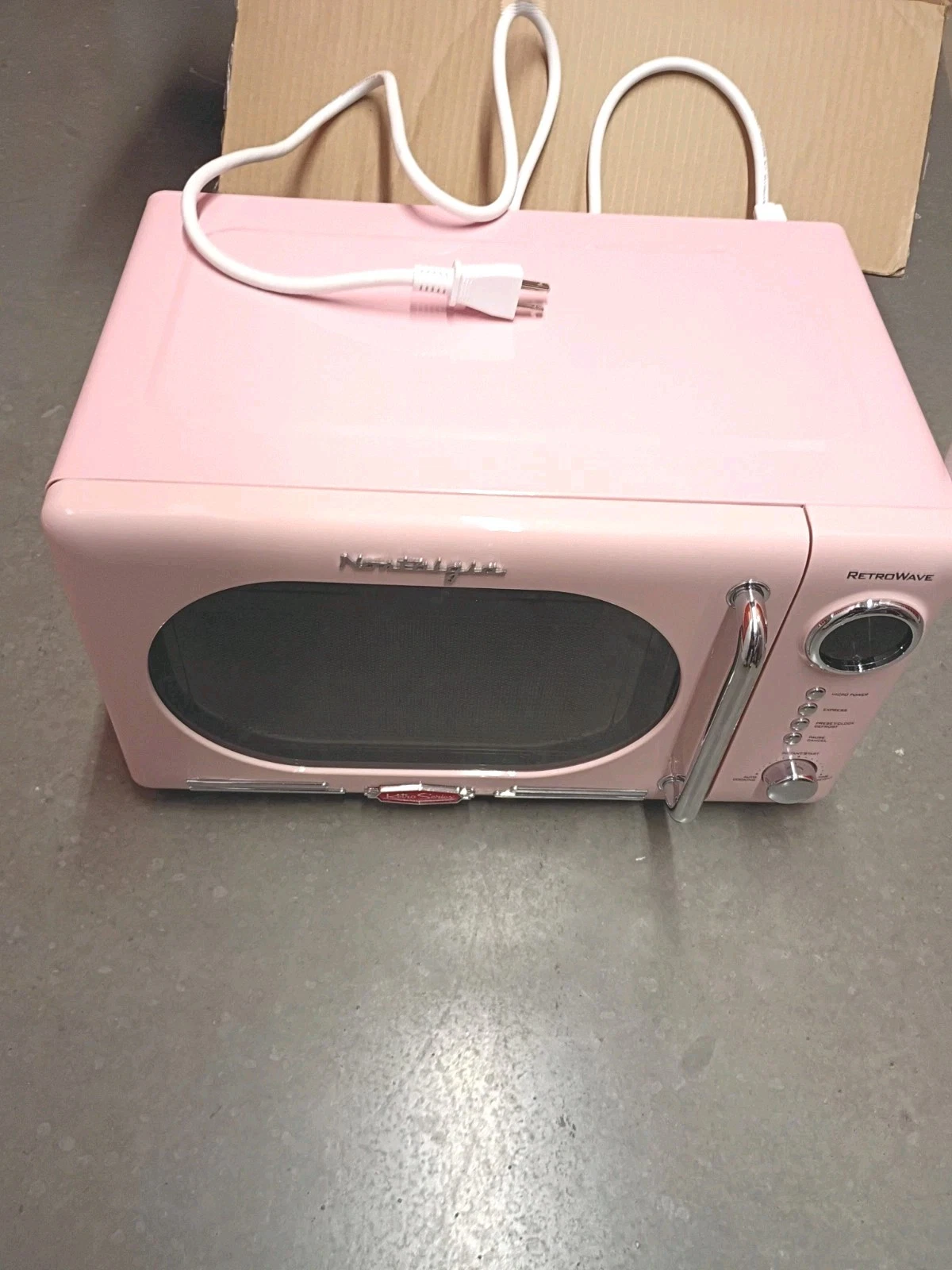 Retro 0.7 Cu. Ft. 700-Watt Countertop Microwave Oven in Pink NRMO7PK6A NEW INBOX