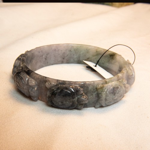 Burmesischer Jade Armreif geschnitzt glückverheißende Schildkröte flach Bauchtyp natur Größe 58 mm - Bild 3 von 13