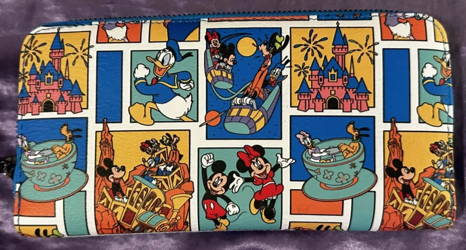 Cartera Loungefly Parques Disney Play in the Park Mickey Minnie Donald Goofy NUEVA Foto 2 de 4
