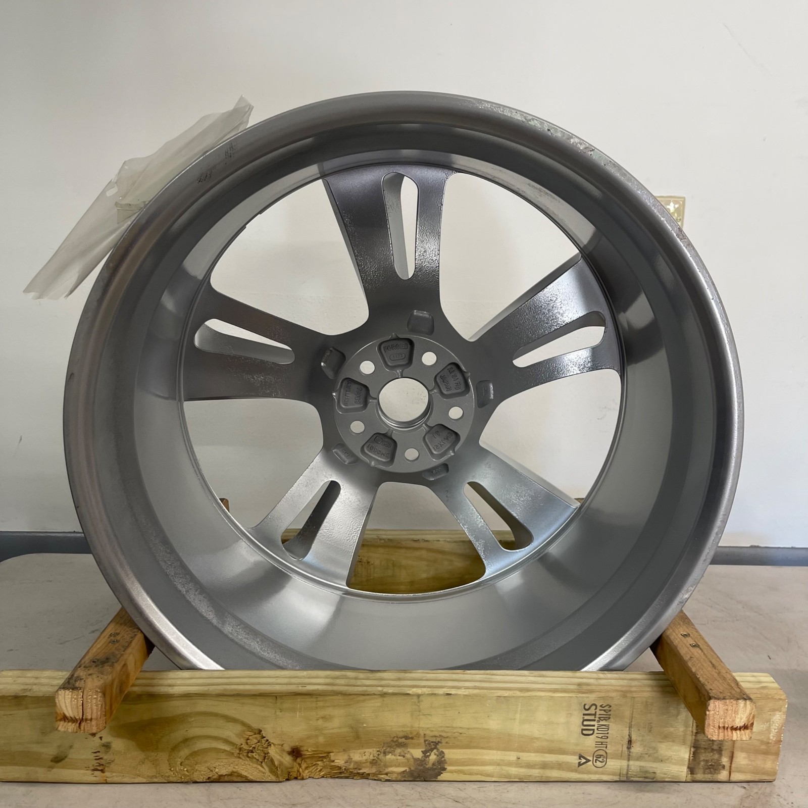 Bentley Continental GT Right Wheel P/N 3W0601025FB