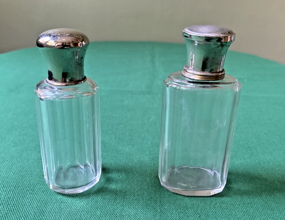 Deux flacons à parfum en cristal et métal argenté - Photo 2/4