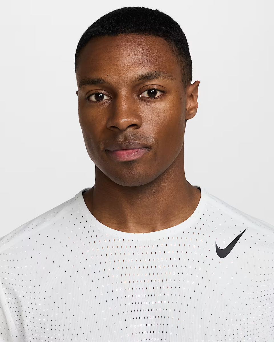 Nike Aeroswift Mサイズ ホワイト シャツ Nike Aeroswift ホワイト メッシュシャツ M 輝く高品質な Nike M