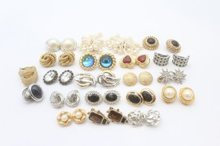 Ohrclips goldfarben simulierte Perlen Stein Set himmlisch 80er Stil x 20