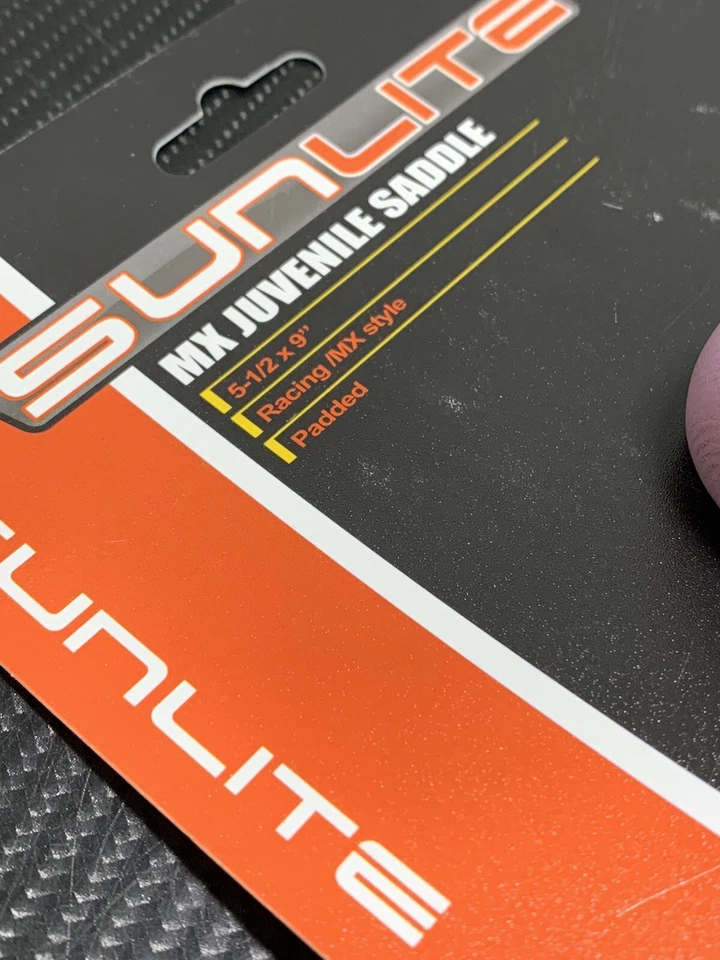 Sillín de bicicleta acolchado juvenil Sunlite Racing MX asiento de bicicleta para niños con abrazadera, púrpura Foto 3 de 4