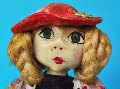 Holzpuppe das Mädchen mit dem roten Hut  38 cm Vintage Puppe Handarbeit Perücke