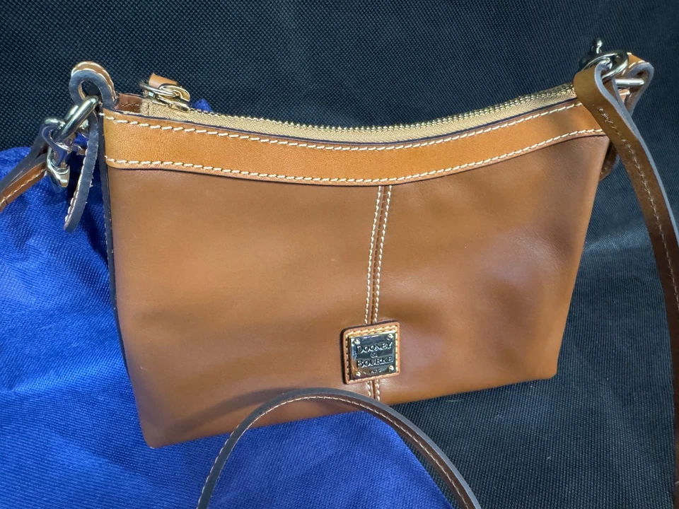 ¡NUEVO! Bandolera pequeña de cuero natural Dooney & Bourke Wexford Foto 3 de 4