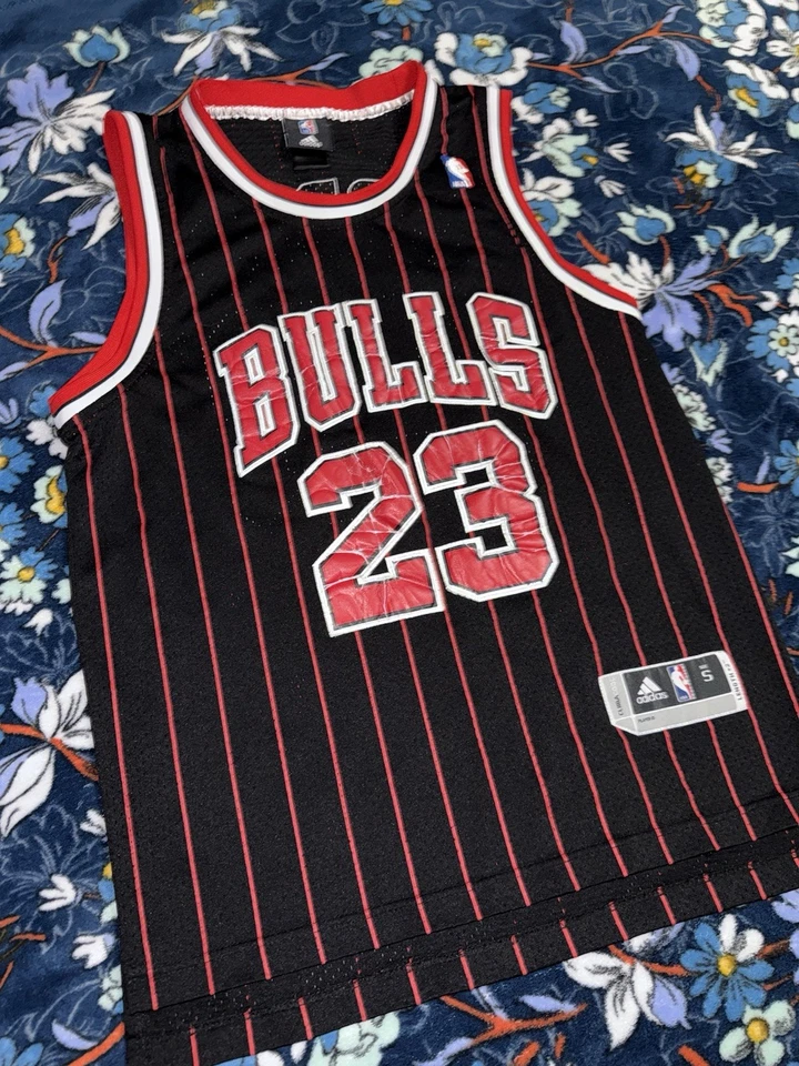 Camiseta De Colección Michael Jordan Chicago Bulls 23 Adidas Talla Pequeña Para Hombre Negra Roja Foto 2 de 4