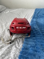 hełm hokejowy na lodzie