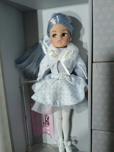 SINDY COLLECTORS DOLL 'ICE SKATER' 2020 RARE BNIB 1st TIME OUT FOR PHOTOS MINT