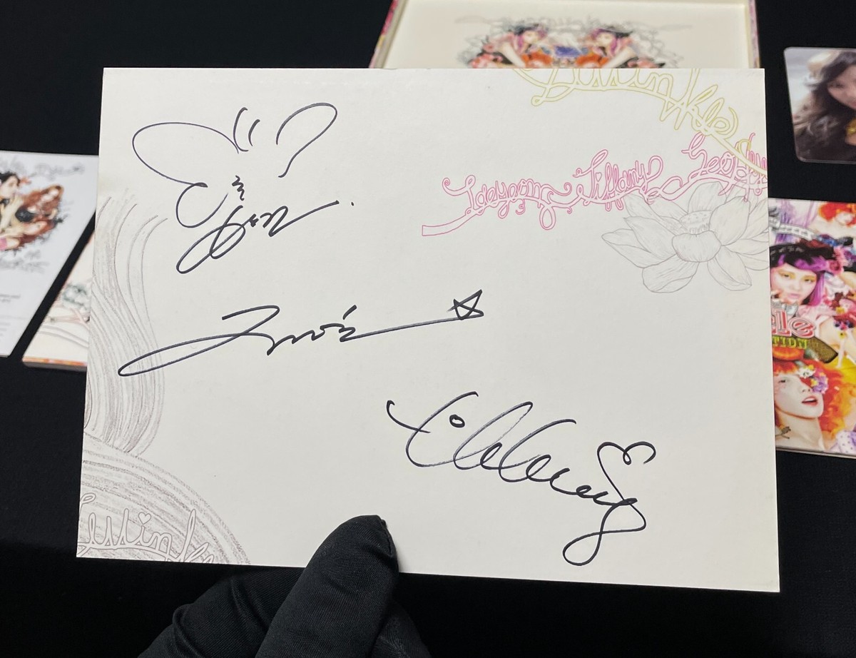 Girls' Generation-TTS (SNSD) autographed 