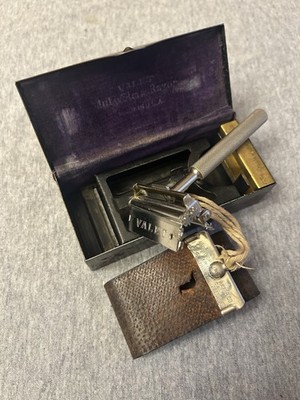 Valet Auto Strop Razor Model VC2 1920s-30s With Metal Case & Leather Strop U.S.A