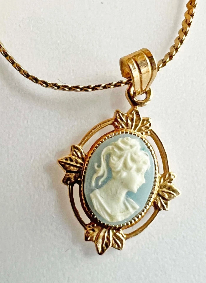 Essence Child Youth Plastic Cameo Earring Set In Box - Image 4 of 4