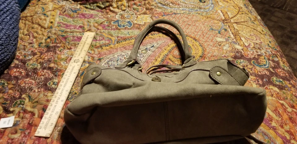 Bolso de mano Cato de imitación de cuero verde oliva forro turquesa adornado en oro  Foto 4 de 4